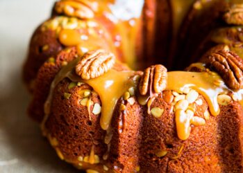 Desfrute de um bolo de nozes húmido e irresistível! Com uma massa fofa e húmida, repleta de sabor de nozes, é perfeito para os amantes de frutos secos.