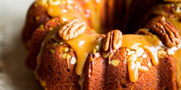 Desfrute de um bolo de nozes húmido e irresistível! Com uma massa fofa e húmida, repleta de sabor de nozes, é perfeito para os amantes de frutos secos.