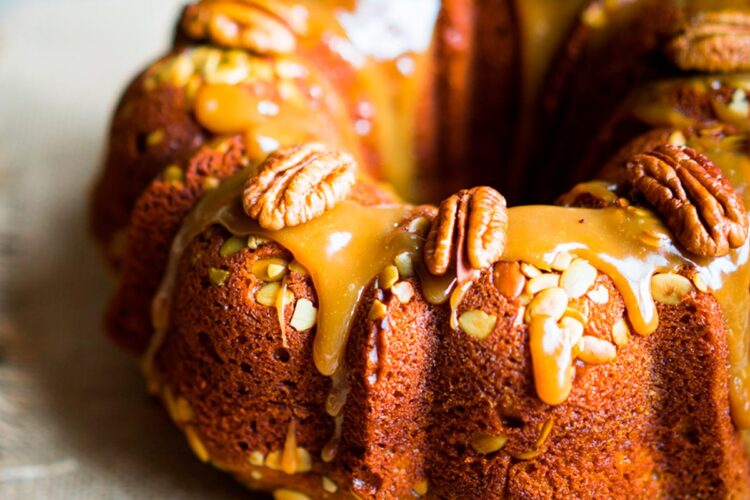 Desfrute de um bolo de nozes húmido e irresistível! Com uma massa fofa e húmida, repleta de sabor de nozes, é perfeito para os amantes de frutos secos.