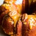 Desfrute de um bolo de nozes húmido e irresistível! Com uma massa fofa e húmida, repleta de sabor de nozes, é perfeito para os amantes de frutos secos.