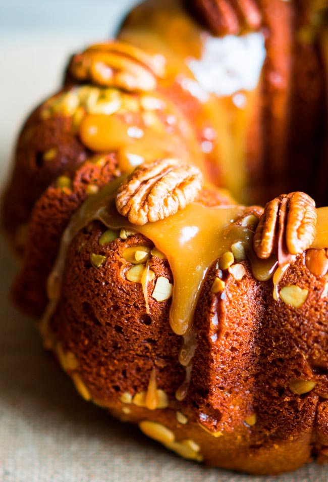 Bolo de nozes húmido Desfrute de um bolo de nozes húmido e irresistível! Com uma massa fofa e húmida, repleta de sabor de nozes, é perfeito para os amantes de frutos secos.
