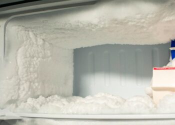 Aprenda a descongelar o congelador do frigorífico em 30 minutos! Esta pode ser uma tarefa fácil e rápida se seguir algumas dicas simples.