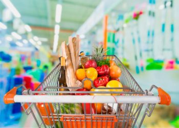 Saiba como lidar com ardilosas armadilhas dos supermercados e como resistir a compras por impulso.