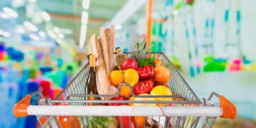Saiba como lidar com ardilosas armadilhas dos supermercados e como resistir a compras por impulso.