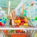Saiba como lidar com ardilosas armadilhas dos supermercados e como resistir a compras por impulso.