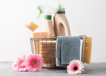 Descubra como fazer detergentes caseiros económicos e eco-friendly! Aprenda receitas simples e eficazes para começar a poupar na carteira e no ambiente!