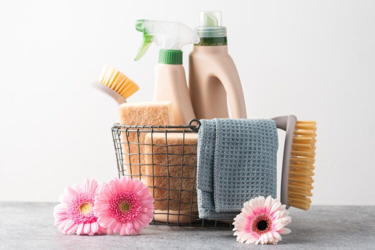Descubra como fazer detergentes caseiros económicos e eco-friendly! Aprenda receitas simples e eficazes para começar a poupar na carteira e no ambiente!