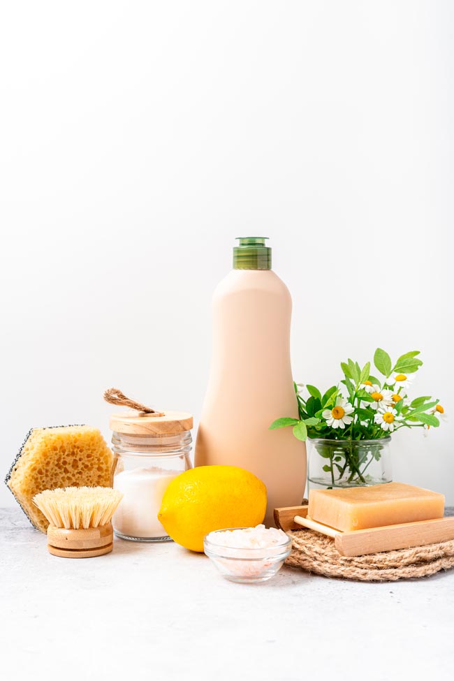 Como fazer detergentes caseiros amigos da carteira e do ambiente Descubra como fazer detergentes caseiros económicos e eco-friendly! Aprenda receitas simples e eficazes para começar a poupar na carteira e no ambiente!