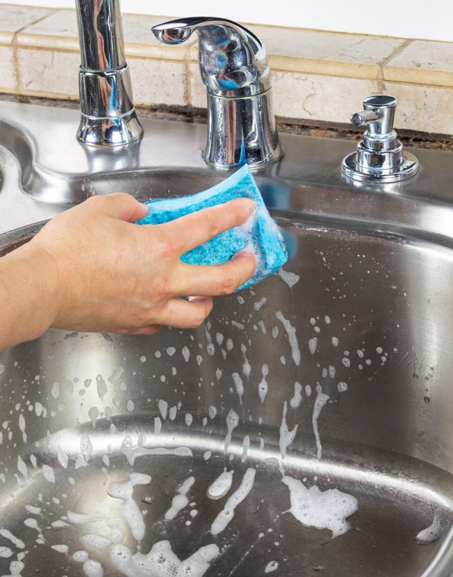 Como limpar aço inoxidável com métodos caseiros fáceis e eficazes Existem métodos caseiros e eficazes que pode usar na limpeza deste equipamento. Conheça as dicas infalíveis para limpar aço inoxidável!