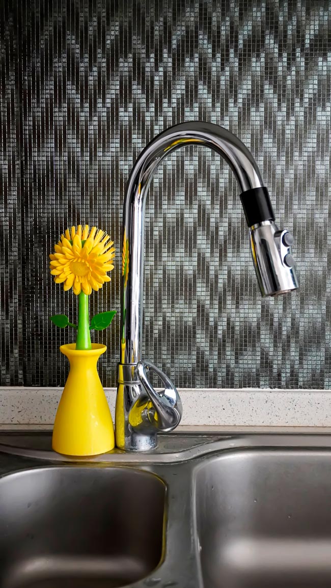 Como limpar aço inoxidável com métodos caseiros fáceis e eficazes Existem métodos caseiros e eficazes que pode usar na limpeza deste equipamento. Conheça as dicas infalíveis para limpar aço inoxidável!