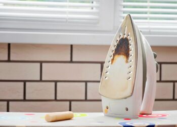 Aprenda a limpar o seu ferro de engomar de forma eficaz e a mantê-lo em perfeitas condições! Veja como manter o seu ferro impecável!