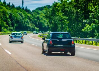 Descubra por que a condução na faixa do meio pode custar centenas de euros! Conheça as consequências financeiras de não respeitar esta regra.