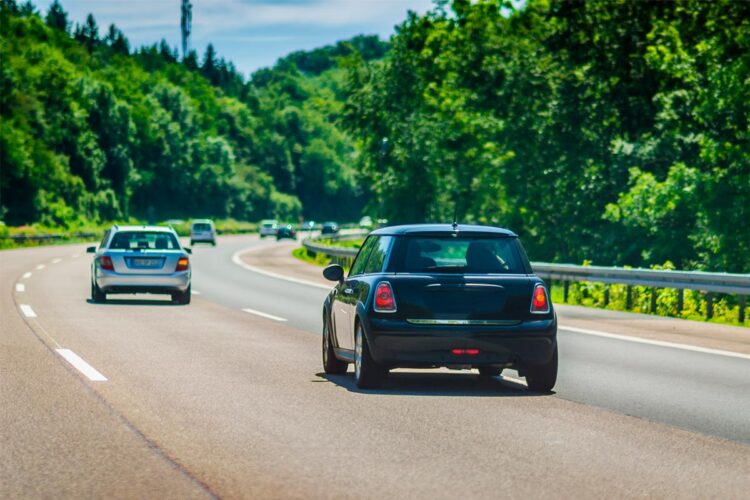 Descubra por que a condução na faixa do meio pode custar centenas de euros! Conheça as consequências financeiras de não respeitar esta regra.