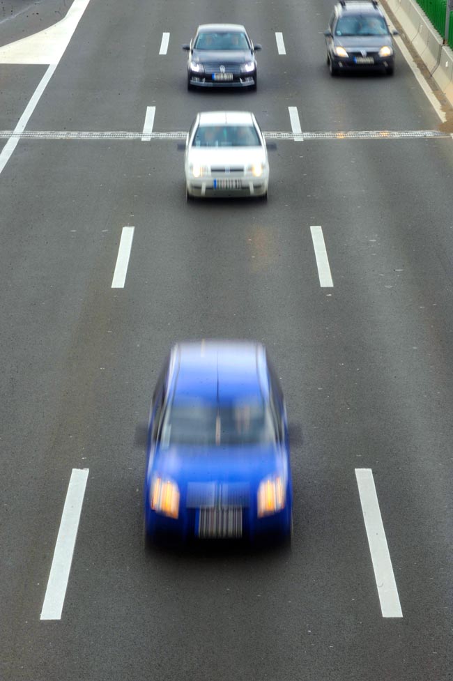 Condução na faixa do meio pode custar centenas de euros Descubra por que a condução na faixa do meio pode custar centenas de euros! Conheça as consequências financeiras de não respeitar esta regra.
