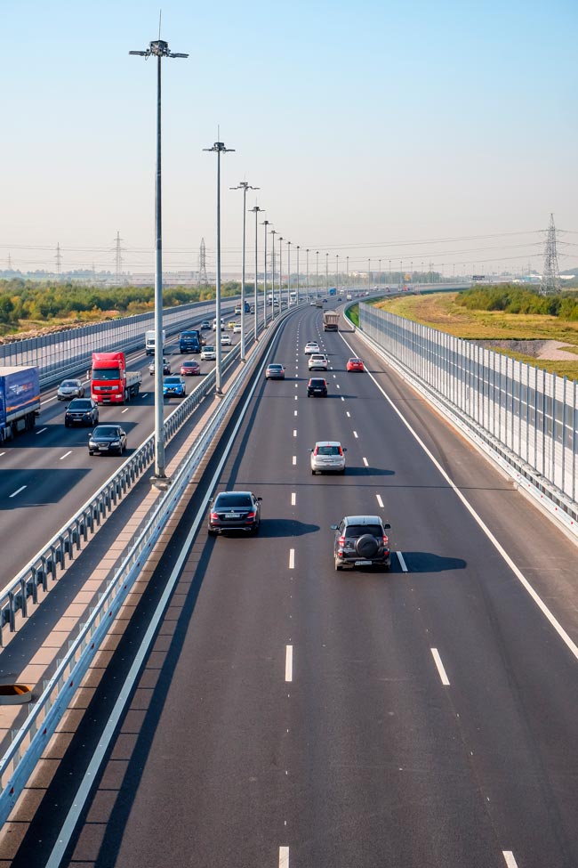 Condução na faixa do meio pode custar centenas de euros Descubra por que a condução na faixa do meio pode custar centenas de euros! Conheça as consequências financeiras de não respeitar esta regra.