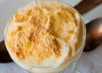 Experimente esta doçura de Doce de Bolacha e Leite Condensado! Surpreenda com este doce clássico que muitos também chamam de serradura!