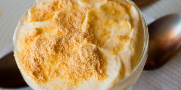 Experimente esta doçura de Doce de Bolacha e Leite Condensado! Surpreenda com este doce clássico que muitos também chamam de serradura!