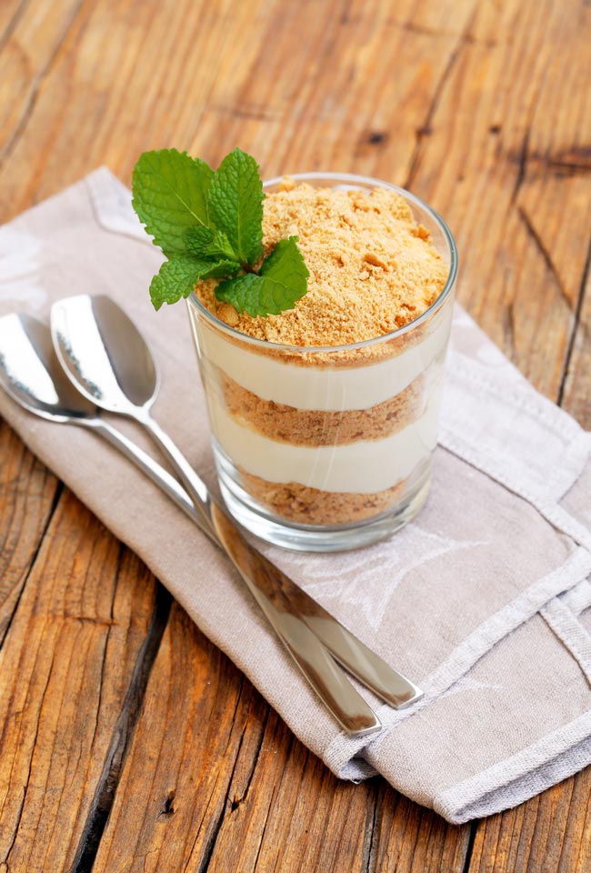 Doce de Bolacha e Leite Condensado (Serradura) Experimente esta doçura de Doce de Bolacha e Leite Condensado! Surpreenda com este doce clássico que muitos também chamam de serradura!