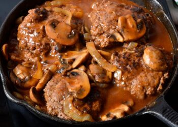 Experimente os deliciosos escalopes de vitela à portuguesa com vinho do Porto! Surpreenda o paladar com sabores portugueses tradicionais.