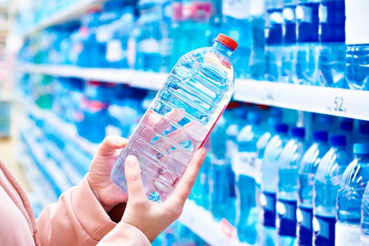 Evite comprar água engarrafada no supermercado Deixe uma herança sem preço para as gerações futuras. Use água filtrada e deixe de comprar água engarrafada no supermercado.