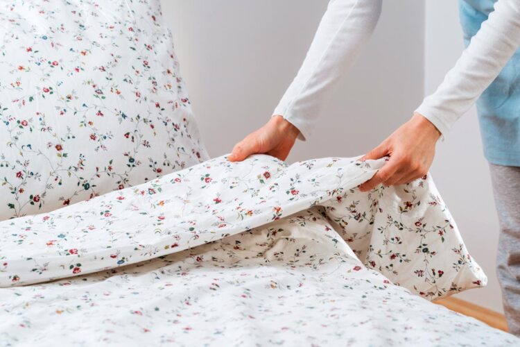Faz a cama todos os dias? Conheça os prós e contras desta prática e decida qual abordagem funciona melhor para si.