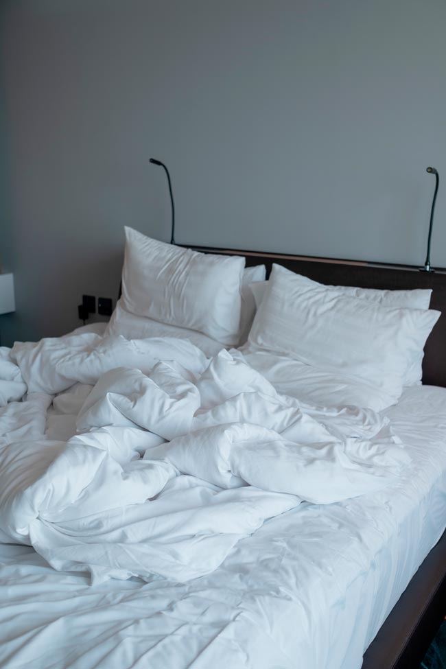 Faz a cama todos os dias? Veja o que dizem os especialistas Faz a cama todos os dias? Conheça os prós e contras desta prática e decida qual abordagem funciona melhor para si.