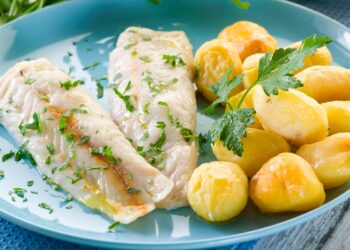 Aprenda a preparar filetes de pescada assados no forno, super suculentos e deliciosos! Uma refeição saborosa que todos vão querer provar!