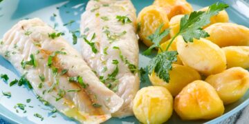 Aprenda a preparar filetes de pescada assados no forno, super suculentos e deliciosos! Uma refeição saborosa que todos vão querer provar!