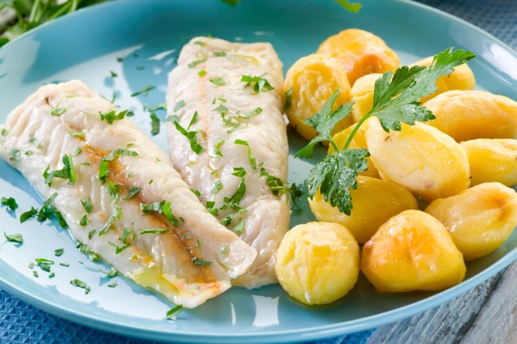 Aprenda a preparar filetes de pescada assados no forno, super suculentos e deliciosos! Uma refeição saborosa que todos vão querer provar!