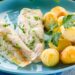 Aprenda a preparar filetes de pescada assados no forno, super suculentos e deliciosos! Uma refeição saborosa que todos vão querer provar!