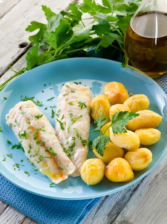 Filetes de pescada assados no forno Aprenda a preparar filetes de pescada assados no forno, super suculentos e deliciosos! Uma refeição saborosa que todos vão querer provar!