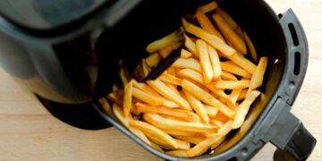 As fritadeiras a ar têm tido grande sucesso entre o público. Mas será que se apresentam como a opção mais saudável? Nós explicamos.