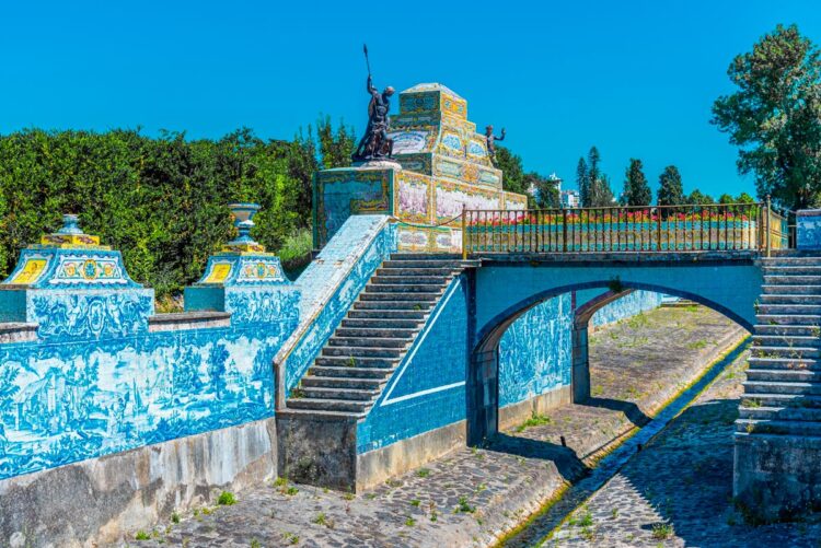Explore a beleza dos azulejos de Lisboa! Descubra os locais mais deslumbrantes e encantadores onde os azulejos são verdadeiras obras de arte.