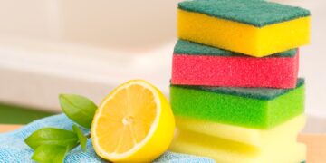Descubra como limpar a esponja de cozinha de forma correta e eficaz! Aprenda métodos de limpeza que deixam a sua cozinha sempre higienizada!