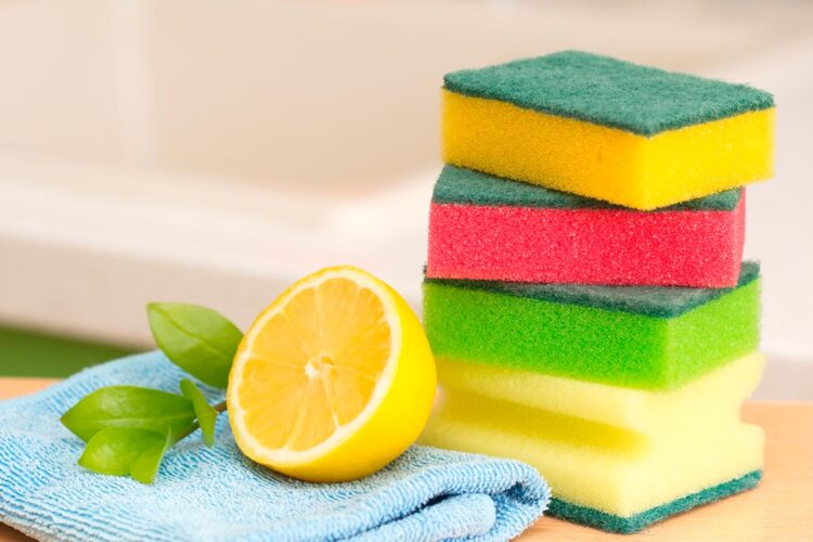 Descubra como limpar a esponja de cozinha de forma correta e eficaz! Aprenda métodos de limpeza que deixam a sua cozinha sempre higienizada!