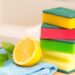Descubra como limpar a esponja de cozinha de forma correta e eficaz! Aprenda métodos de limpeza que deixam a sua cozinha sempre higienizada!