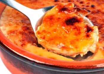 Aprenda a fazer leite creme conventual, uma receita tradicional à moda antiga de uma sobremesa clássica irresistível!