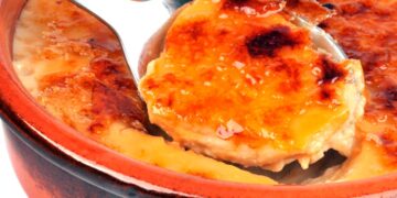 Aprenda a fazer leite creme conventual, uma receita tradicional à moda antiga de uma sobremesa clássica irresistível!