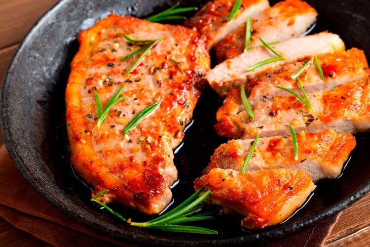 Quer preparar uma refeição que todos vão adorar? Siga a nossa sugestão e prepare a nossa receita de lombinhos de porco na frigideira!
