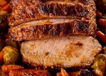 Desfrute de um lombo assado suculento no forno que vai conquistar o seu paladar! Dourado por fora e incrivelmente suculento por dentro!