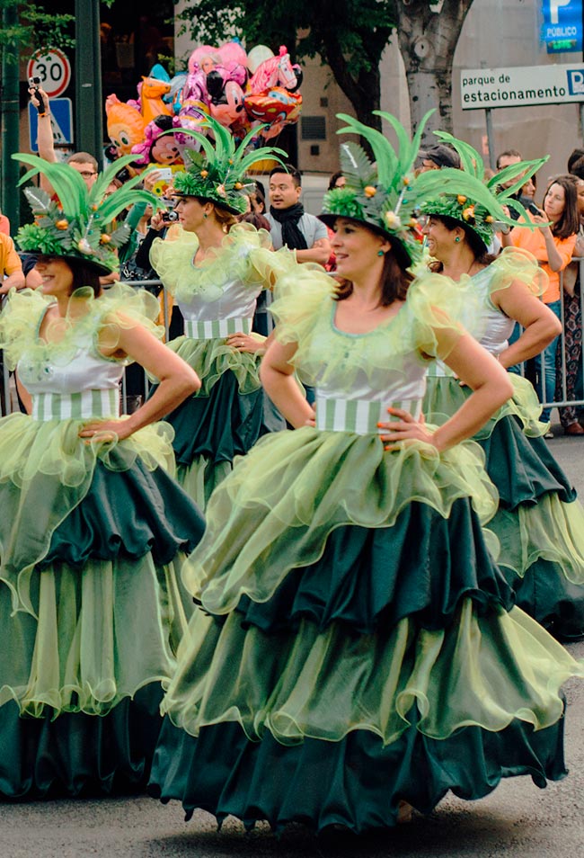 Marchas e casamentos na festa de Santo António em Lisboa A tradição e a alegria da festa de Santo António em Lisboa! O ambiente festivo toma conta das ruas da capital com as suas tradições únicas.