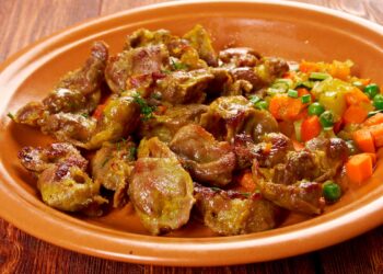 Estes miúdos de frango à portuguesa podem ser servidos como petisco ou como refeição. E molhar o pão… é uma verdadeira tentação!