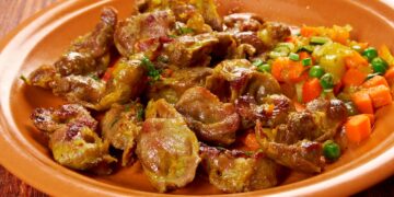 Estes miúdos de frango à portuguesa podem ser servidos como petisco ou como refeição. E molhar o pão… é uma verdadeira tentação!