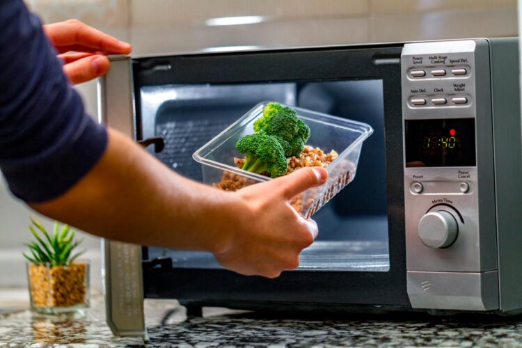 Evite esses 10 erros comuns ao usar o micro-ondas! Utilize o seu aparelho de uma forma segura e eficiente!