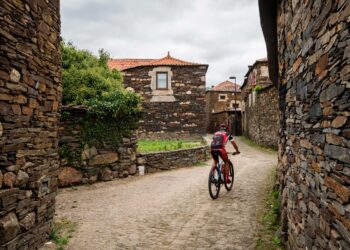 Descubra o encanto das aldeias perto do Porto! Paisagens deslumbrantes e cheias de vida. Conheça 8 destinos imperdíveis para visitar perto do Porto.