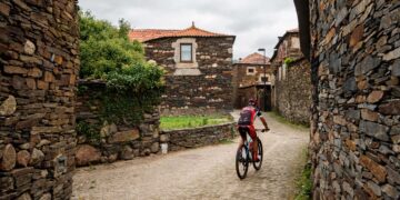 Descubra o encanto das aldeias perto do Porto! Paisagens deslumbrantes e cheias de vida. Conheça 8 destinos imperdíveis para visitar perto do Porto.