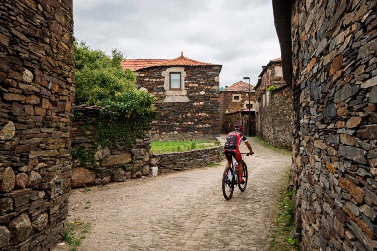 Descubra o encanto das aldeias perto do Porto! Paisagens deslumbrantes e cheias de vida. Conheça 8 destinos imperdíveis para visitar perto do Porto.