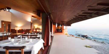 Com ambientes incríveis e decoração única. Descubra os 10 restaurantes mais bonitos do Porto e desfrute de uma experiência gastronómica inesquecível!