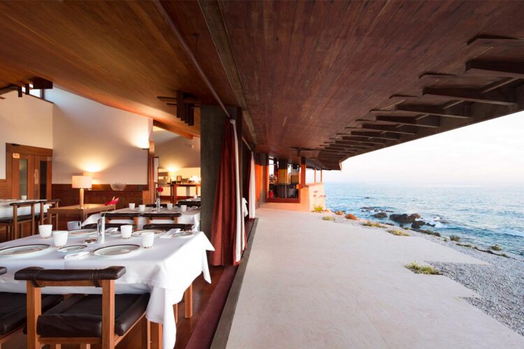 Com ambientes incríveis e decoração única. Descubra os 10 restaurantes mais bonitos do Porto e desfrute de uma experiência gastronómica inesquecível!