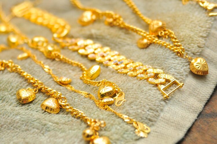 Saiba como limpar ouro em casa eficazmente e recupere o brilho original das suas joias mais preciosas.